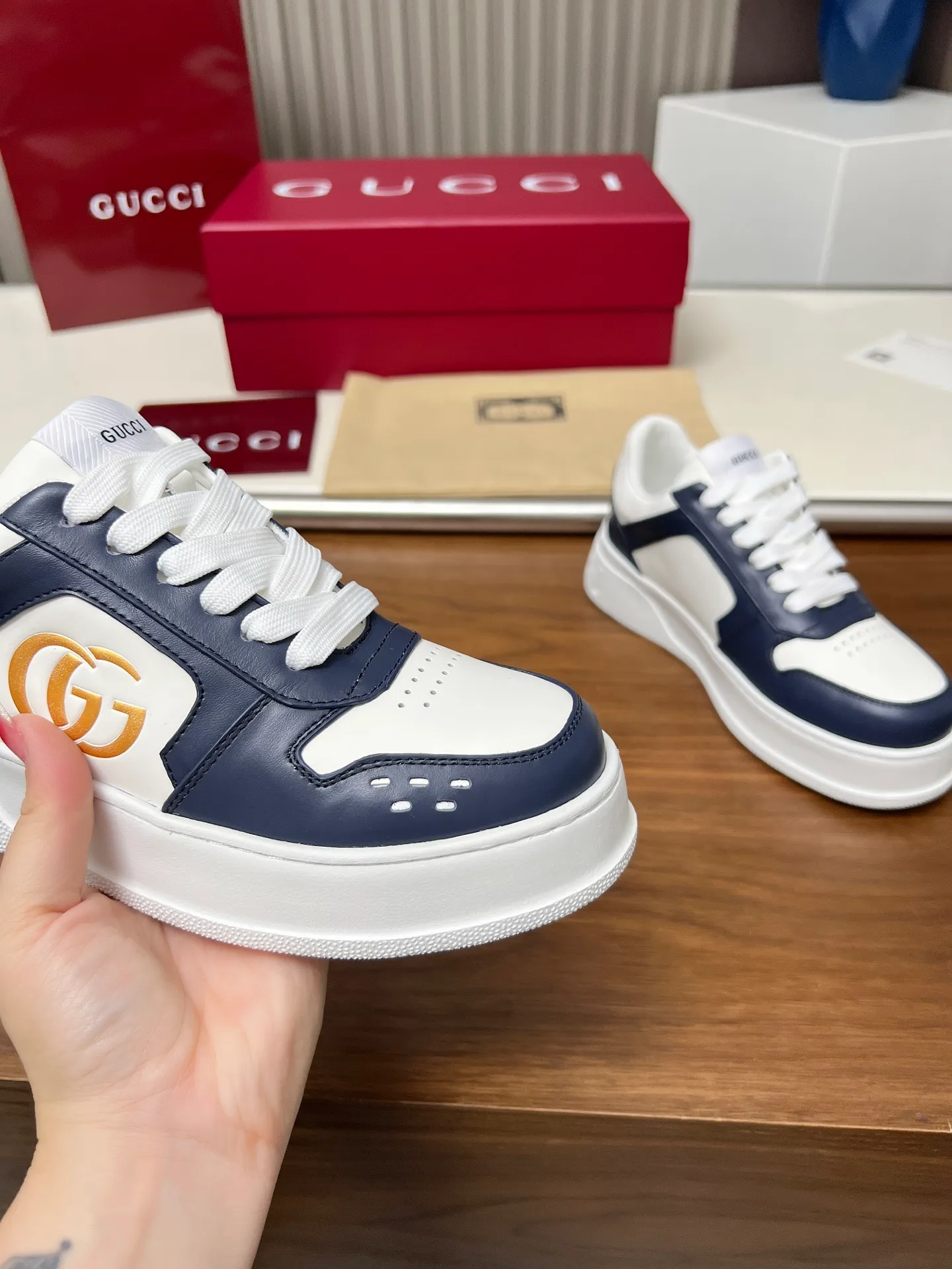 👟👟Ex-factory price 560👟👟Gucci casual sneakers, top version! Oil edge craftsmanship🌸🌸🌸1:1 reproduction. New model for early spring, creating a perfect style💣💣💣street style🔥🔥🔥Cool and stylish C-position fashionable outfit with retro and futuristic feel🌹🌹🌹Classic shoe shape, showing exquisite texture! Open mold to customize high-density outsole. Comes fully packaged. Size: Female 35-46. Fabric: Imported cowhide...men and women